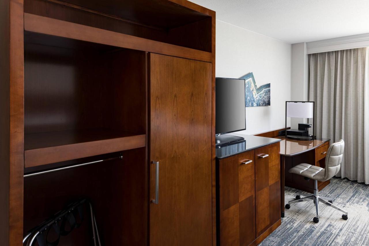 Отель Richmond Marriott Экстерьер фото