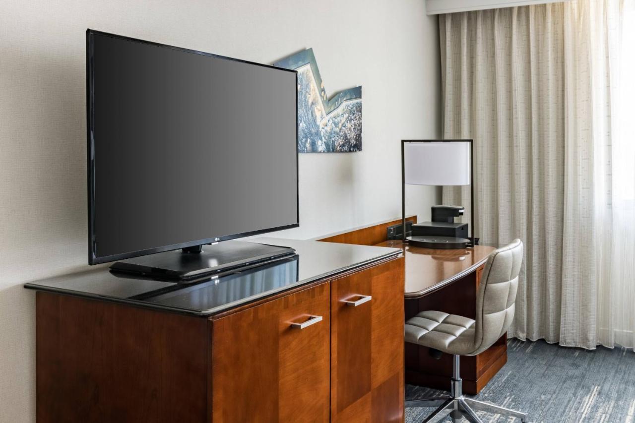 Отель Richmond Marriott Экстерьер фото