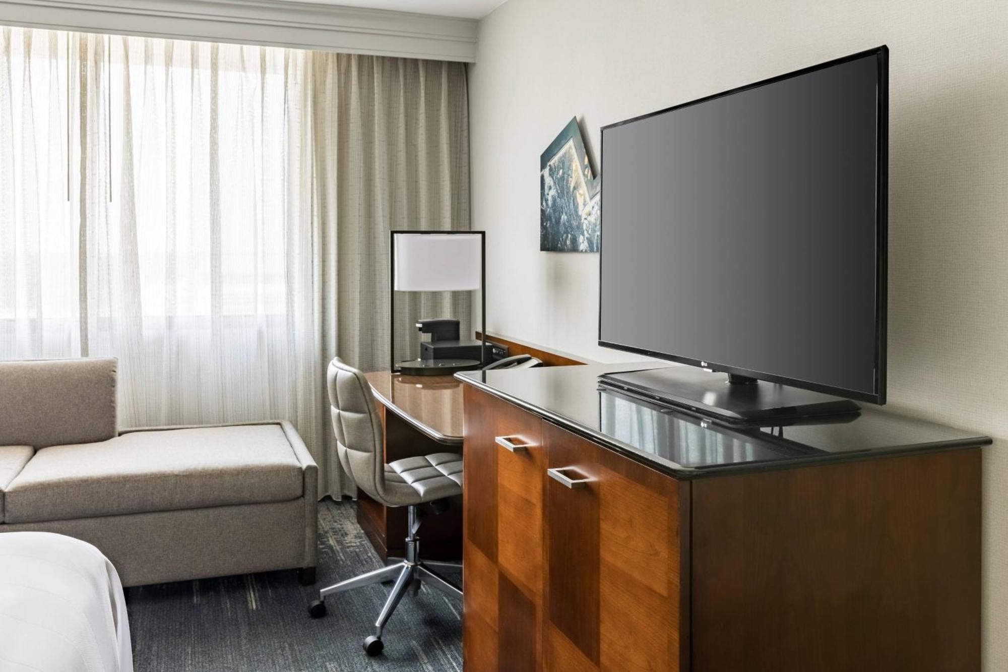 Отель Richmond Marriott Экстерьер фото