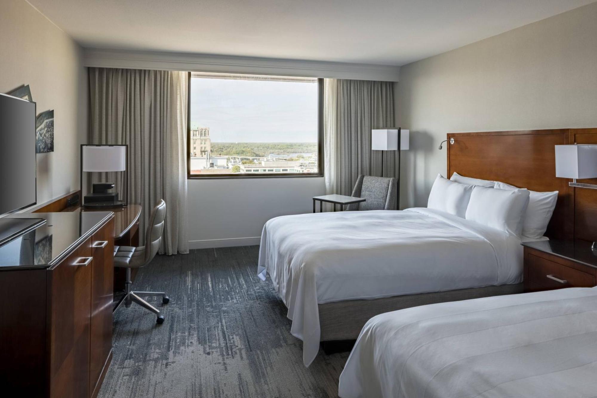 Отель Richmond Marriott Экстерьер фото