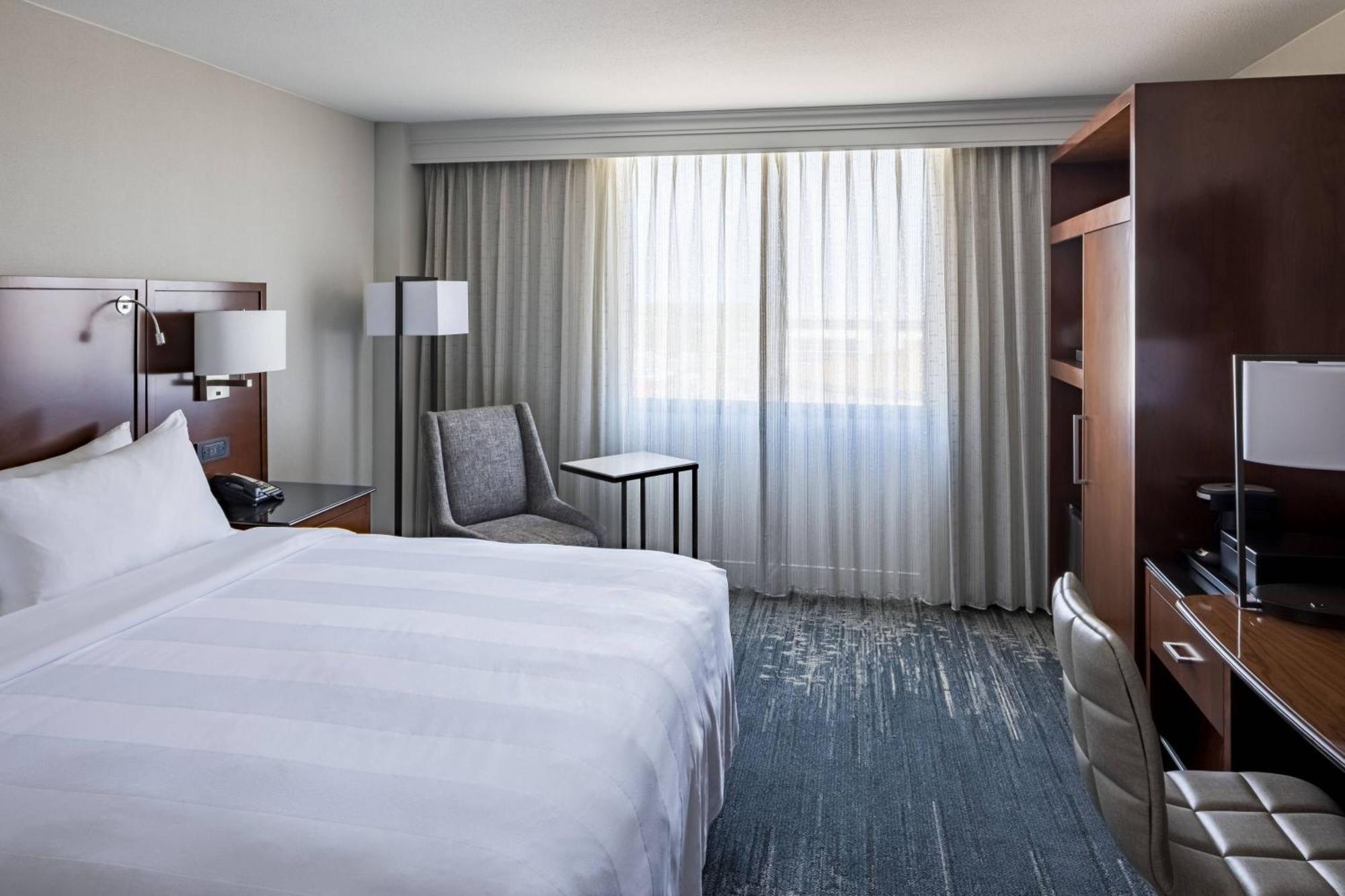 Отель Richmond Marriott Экстерьер фото