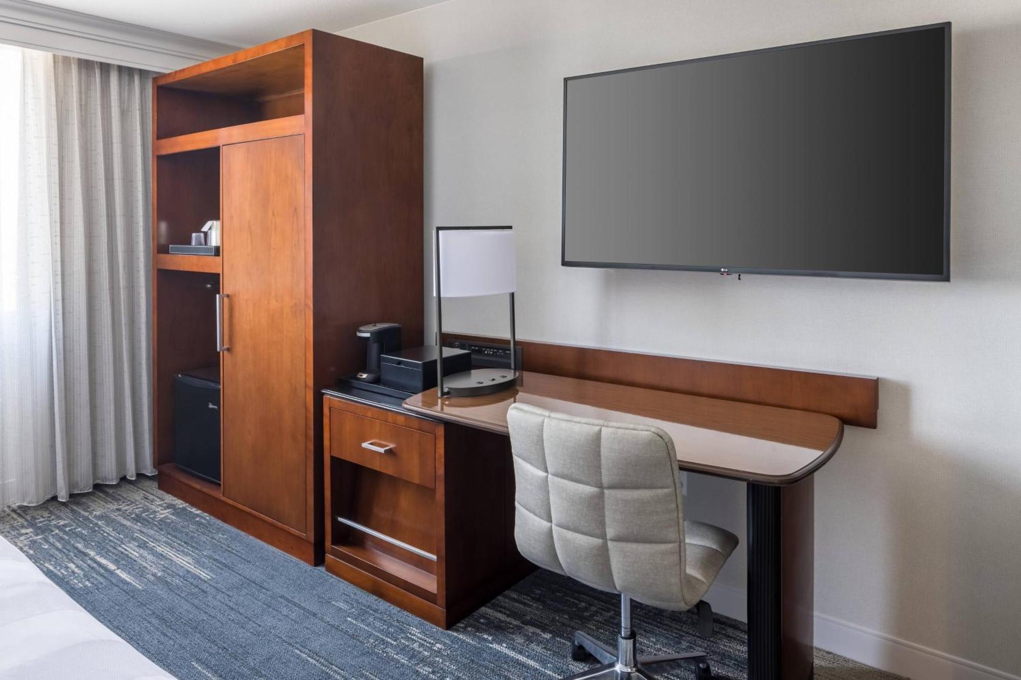 Отель Richmond Marriott Экстерьер фото