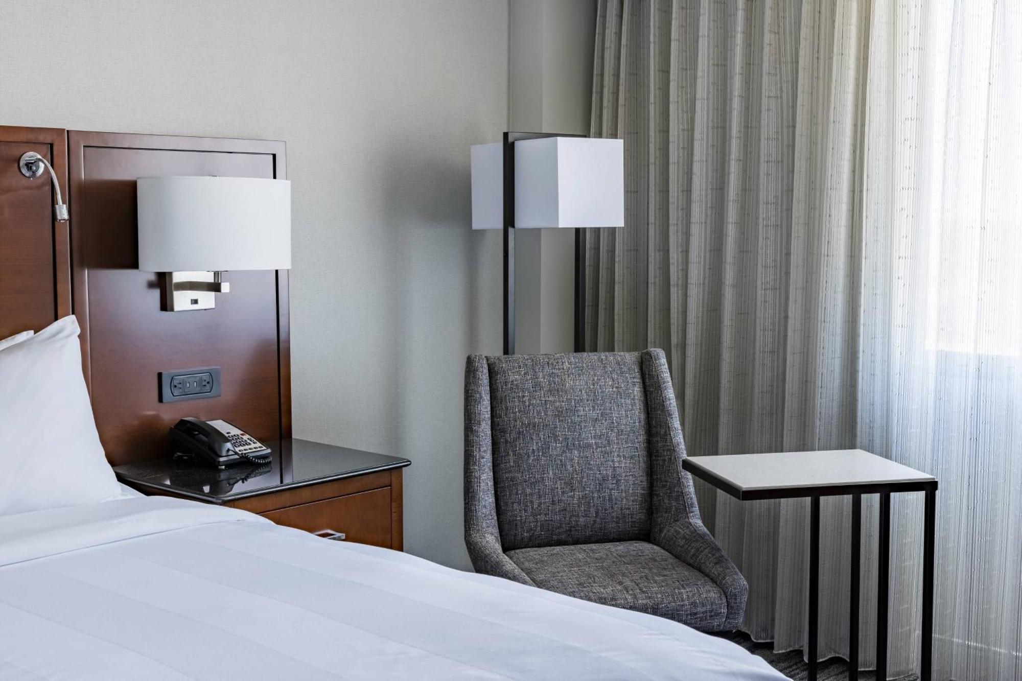 Отель Richmond Marriott Экстерьер фото