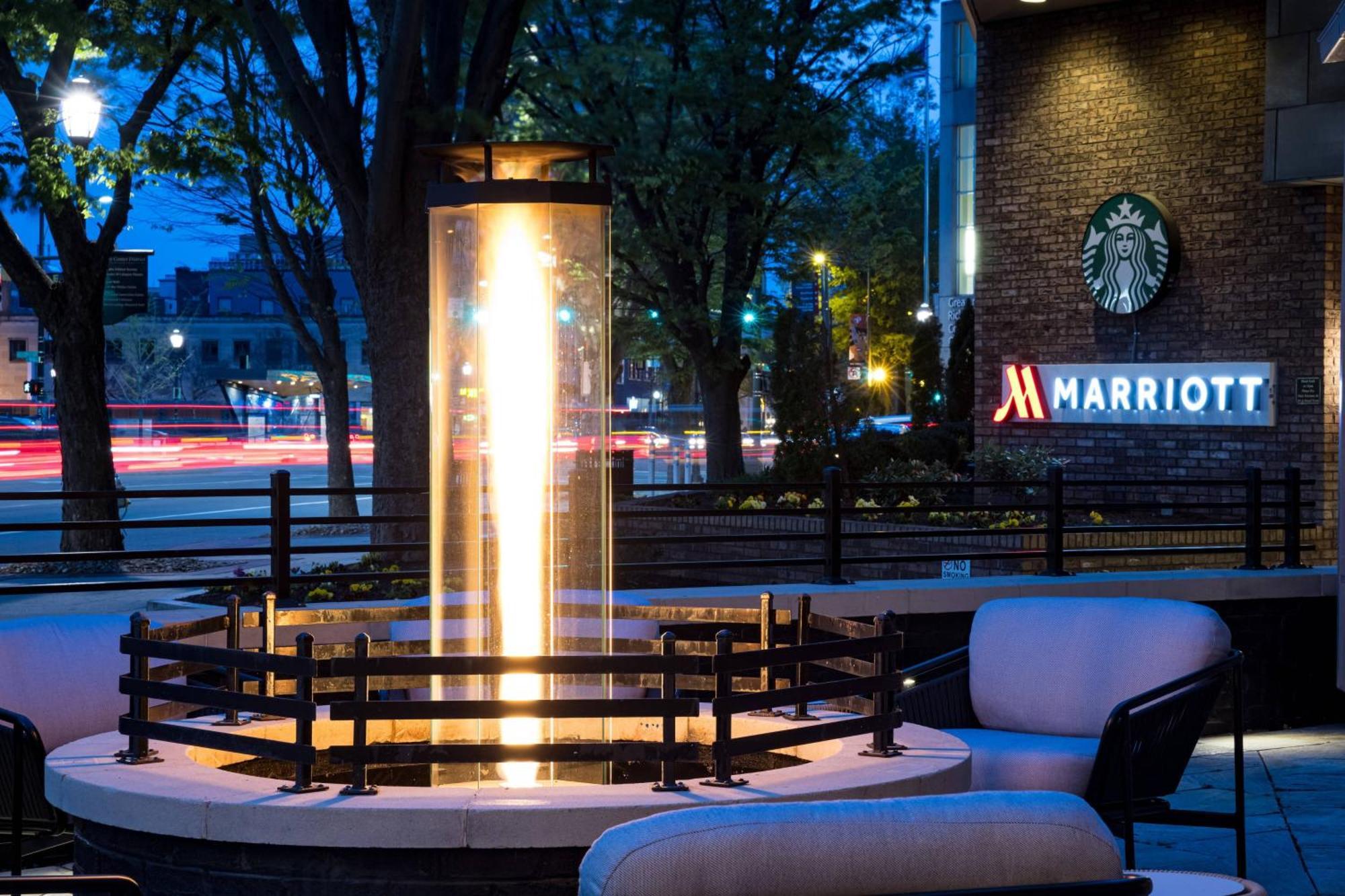 Отель Richmond Marriott Экстерьер фото